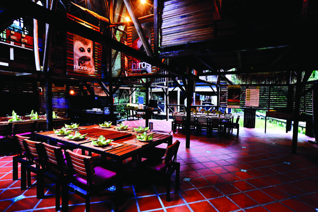 Dining room at the comfortable Amazon lodge Jamu 